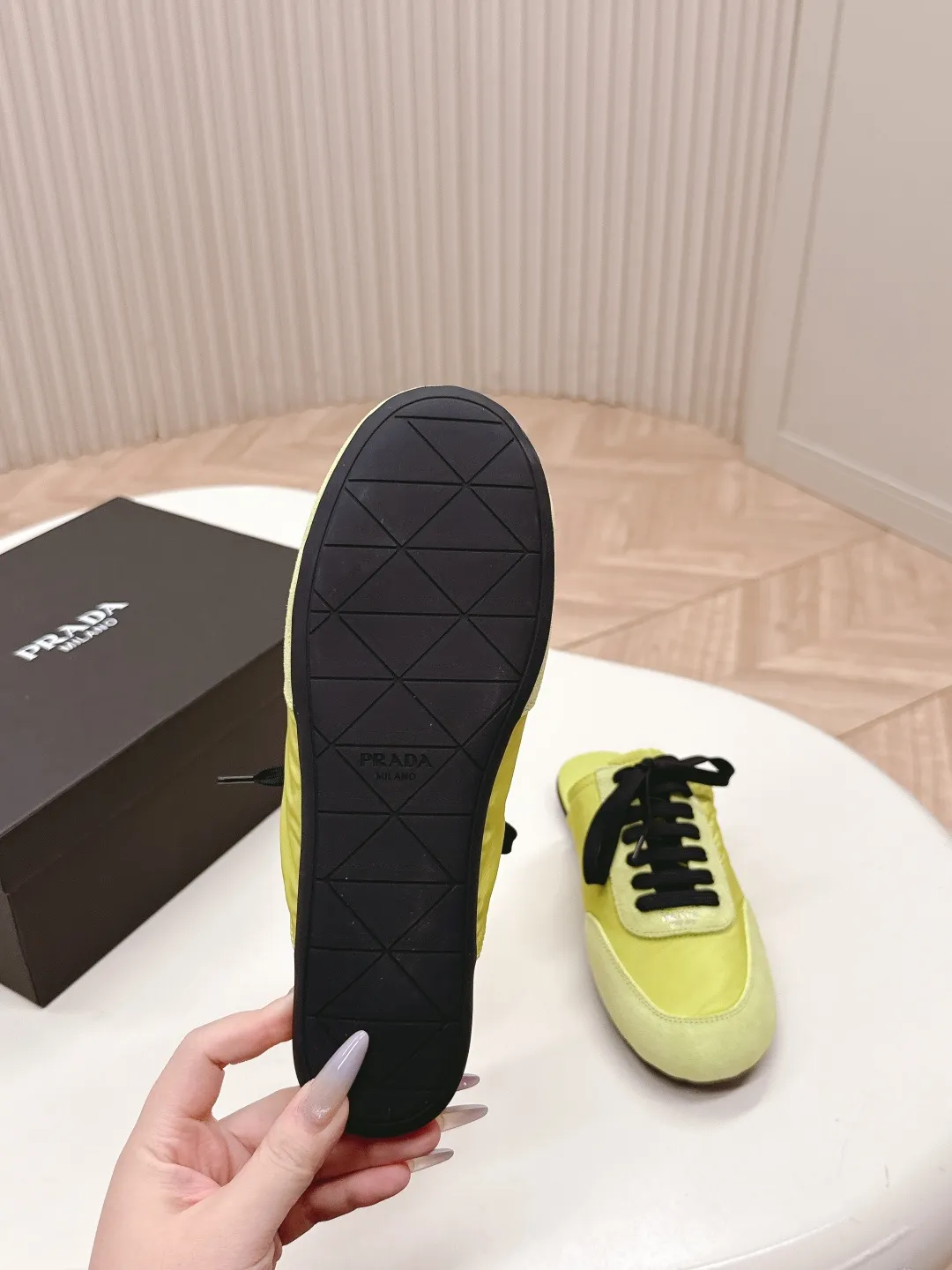 👟👟Ex-factory price 480👟👟 New color half-flop Prada Collapse recycled nylon and suede leather stretch half-flop 2025 spring and summer latest catwalk model Forrest Gump slippers Fashion item thin casual slippers This extremely lightweight sports shoe is made of recycled nylon and suede leather to create a three-dimensional shoe shape. The mixed materials highlight Prada's sports style and exquisite craftsmanship soul. The flat bottom design and elastic side cuffs make it easy to put on and take off with ease. The upper is decorated with a screen-printed logo ● Thin rubber sole · Removable leather insole upper, a casual shoe that is light, easy to wear and practical, with an original molded rubber outsole! Encounter a variety of colors combined with Forrest Gump shapes and iconic details such as Prada regenerated nylon to interpret a new style. Size: Women’s size. 35～39# 40.41